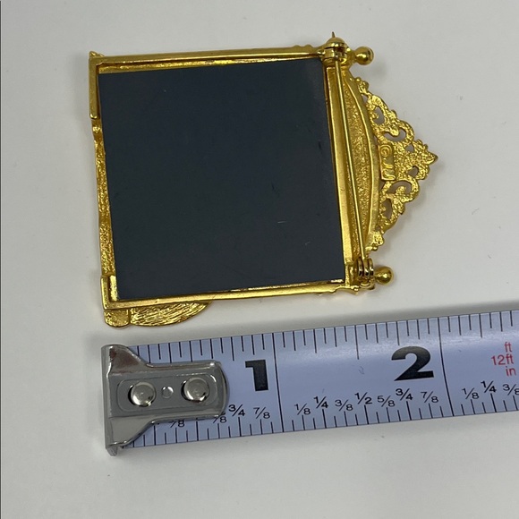 VINTAGE BROOCHES AND BOX BUNDLE OF 6 CAT HORSE AIRPLANE SANTA CROSS GOLD SILVER - Picture 9 of 16